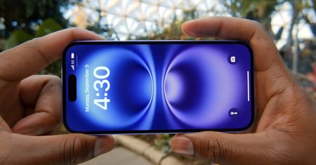 iPhone 16 gasi światło. To prawdopodobnie ostatni flagowiec z takim ekranem