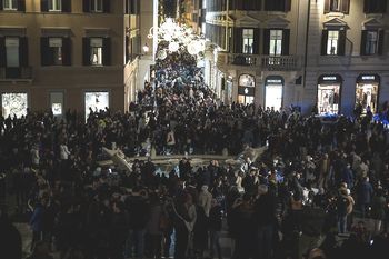 Tłumy turystów zalały europejskie miasto. Niezwykły moment