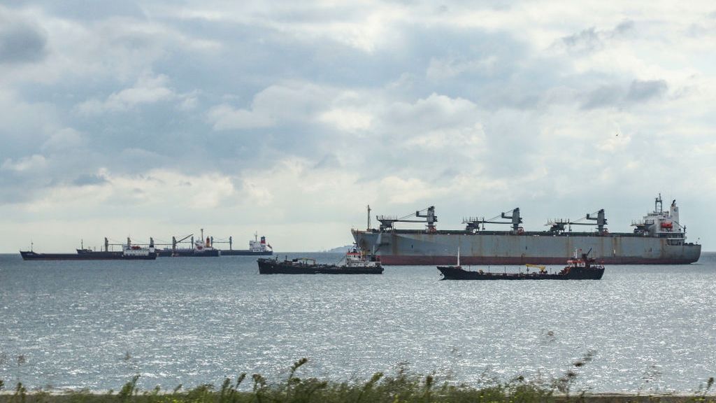 Statki towarowe i tankowce przekraczają cieśninę Bosfor