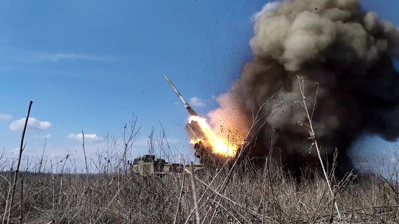Ukraińska wyrzutnia rakiet Uragan na  froncie