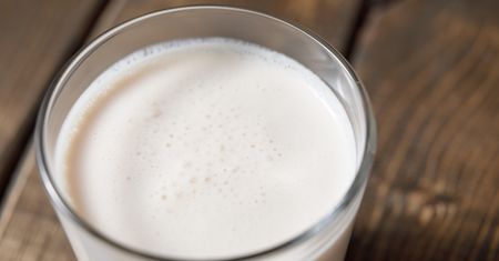Jaki jest najlepszy kefir z Biedronki? Znany dietetyk wskazał konkretny produkt