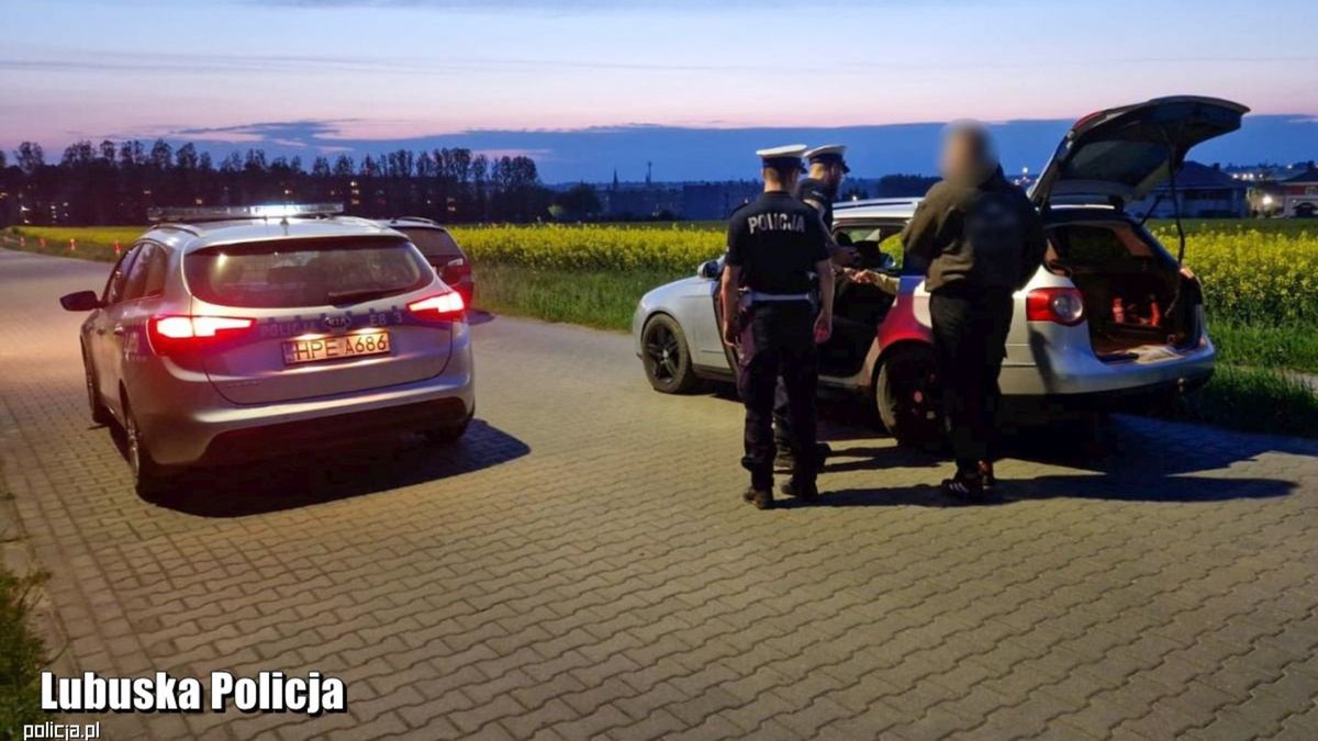 Podróżowali w bagażniku