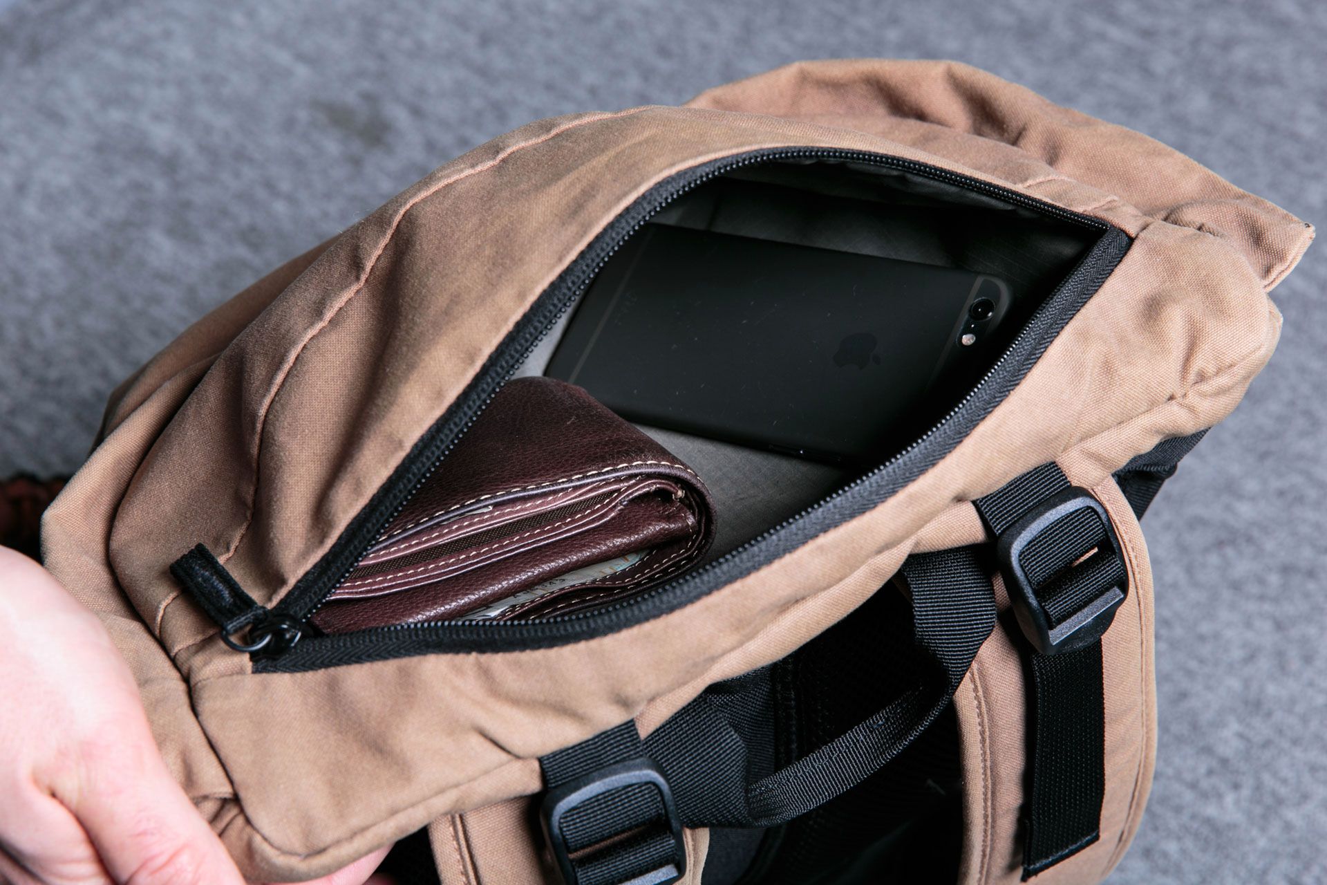 Crumpler The Base Park - praktyczny plecak dla cyfrowych nomadów z aparatem 4