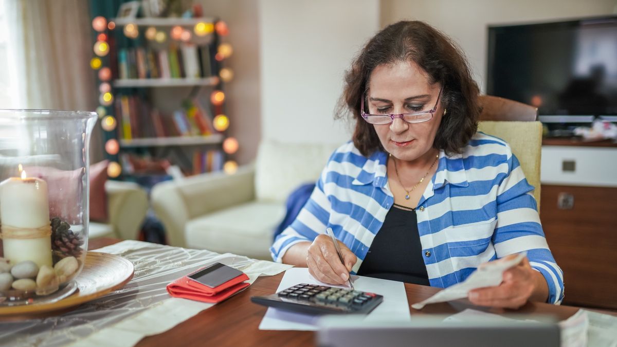 Retired woman managing on a low income
Retired woman managing on a low income
Kemal Yildirim