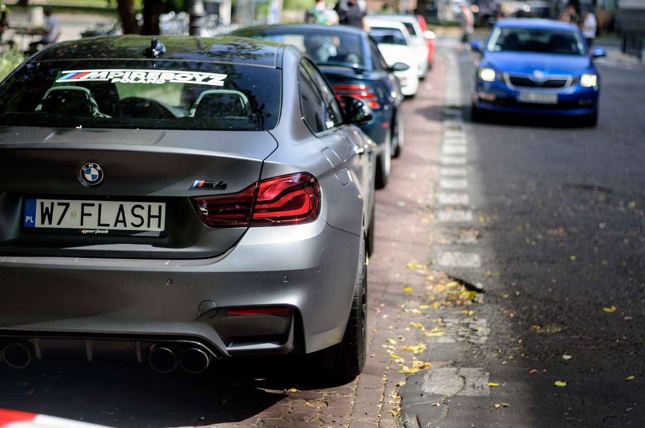 Tutaj widzicie absolutnego króla polskich autostrad, najszybsze auto na każdej dwupasmówce, a na pierwszym planie: BMW M4.