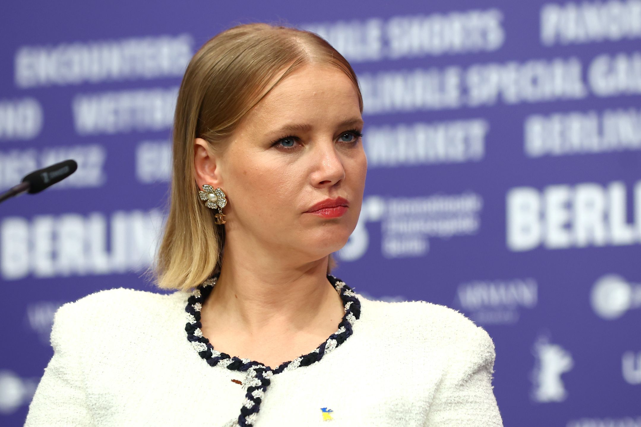 Berlinale 2023. Joanna Kulig pozuje na ściance z Anne Hathaway