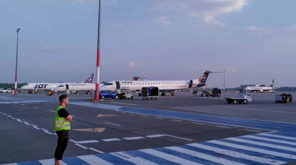 Problemy dla pasażerów na poznańskim lotnisku.