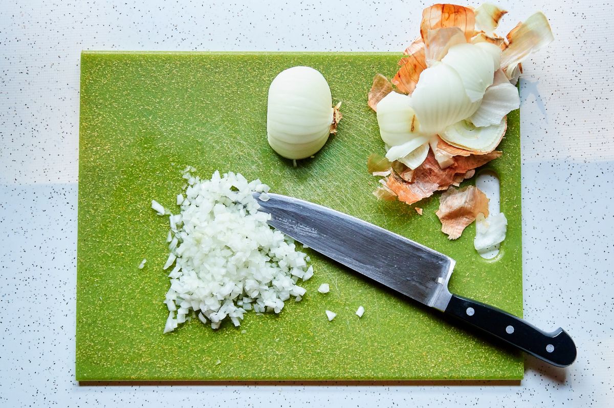 Plastic cutting boards: Hidden health risks unveiled by new study