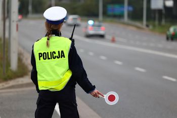 Policyjna akcja "Bezpieczne wakacje" na terenie powiatu oświęcimskiego. Kontrole na drogach, nad wodą, na placach zabaw
