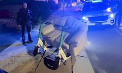 Nietypowy pojazd na ulicy w USA. Skórzana kanapa na dwóch hulajnogach