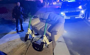 Nietypowy pojazd na ulicy w USA. Skórzana kanapa na dwóch hulajnogach