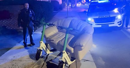 Nietypowy pojazd na ulicy w USA. Skórzana kanapa na dwóch hulajnogach
