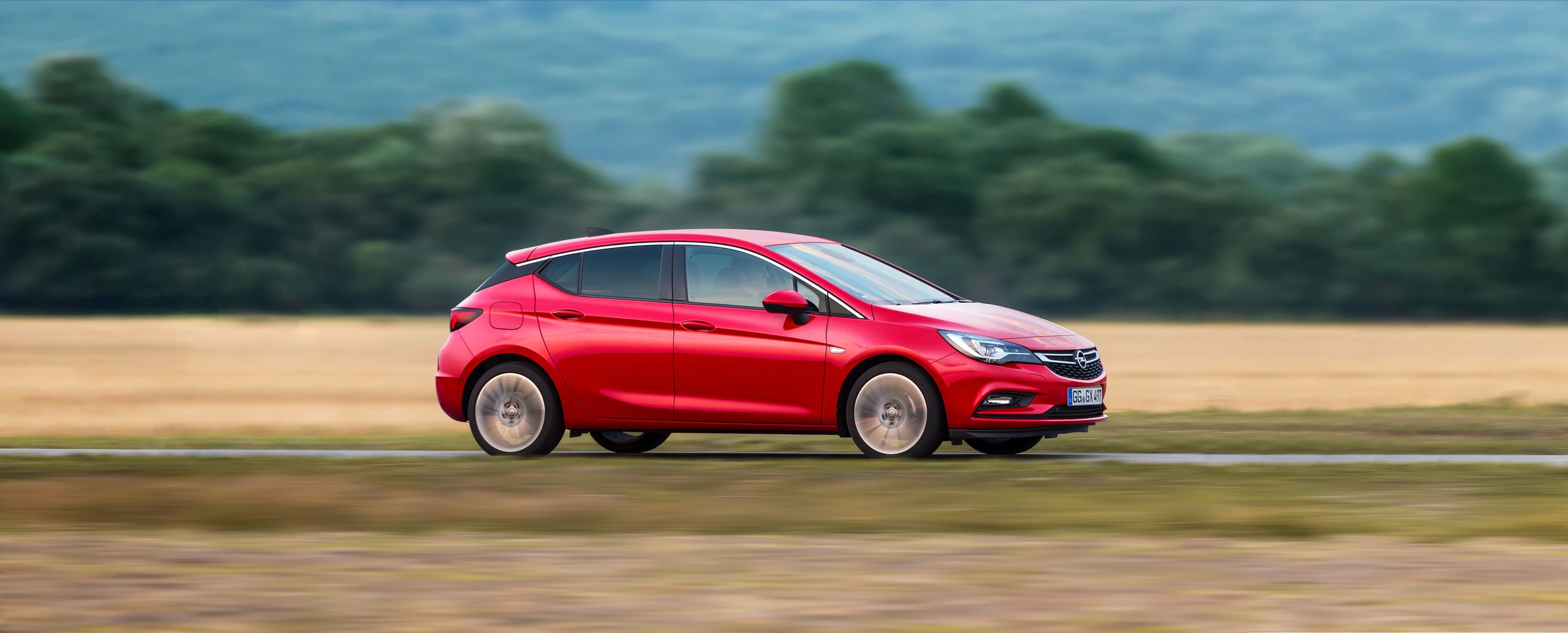 Z kompaktów Polacy najbardziej lubią Opla Astrę. Nie Skodę Octavię czy Volkswagena Golfa.