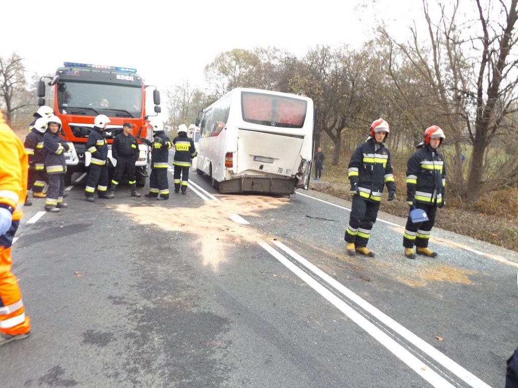 Dramatycznie groźny wypadek pod Kielcami – z udziałem 6 pojazdów