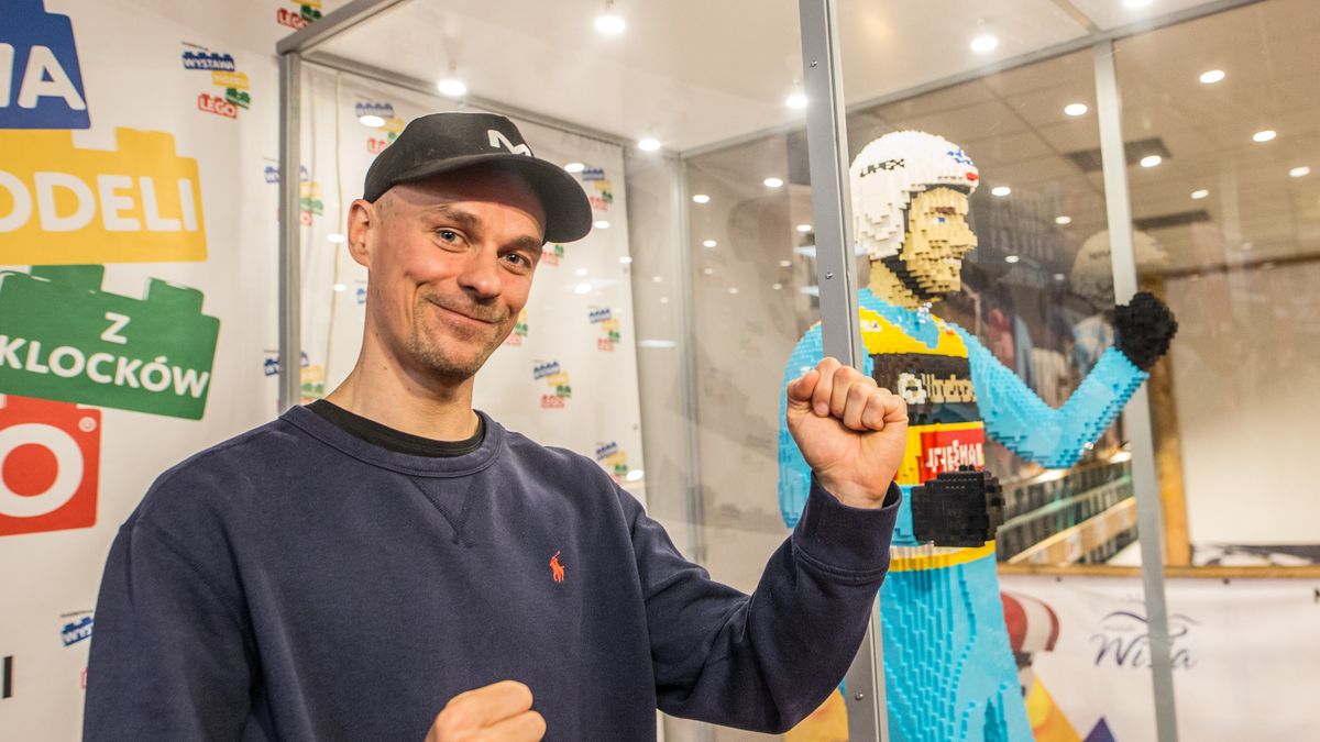 Wisła, 28.04.2022. Skoczek narciarski Piotr Żyła podczas odsłonięcia swojej figury wykonanej w skali 1:1, zaprezentowana 28 bm. na wystawie klocków Lego w Wiśle. (gj) PAP/Zbigniew Meissner