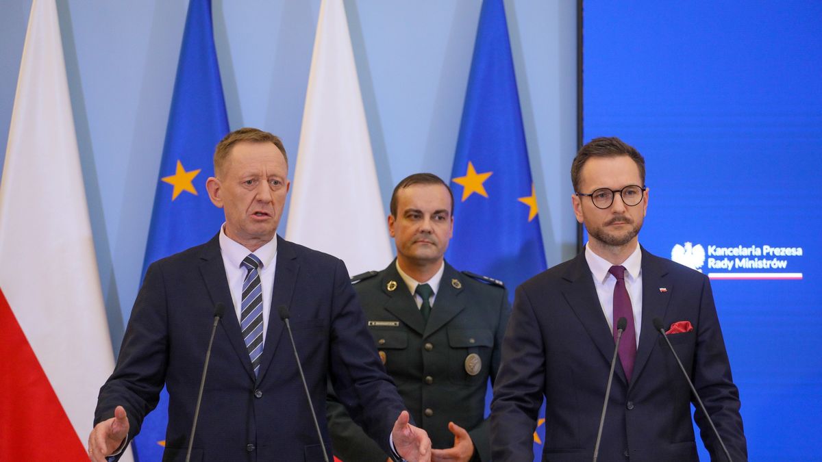 Robert Telus, Waldemar Buda
Warszawa, 18.04.2023. Minister rolnictwa i rozwoju wsi Robert Telus (L) i minister rozwoju i technologii Waldemar Buda (P) podczas konferencji prasowej w Kancelarii Prezesa Rady Ministr�w, 18 bm. Minister zapewni�, �e transporty zbo�a z Ukrainy przeje�d�aj�ce przez Polsk� b�d� konwojowane i monitorowane systemem SENT. (ad) PAP/Pawe� Supernak
Pawe� Supernak
konferencja, KPRM, politycy, polityk, prasowa, zbo�e