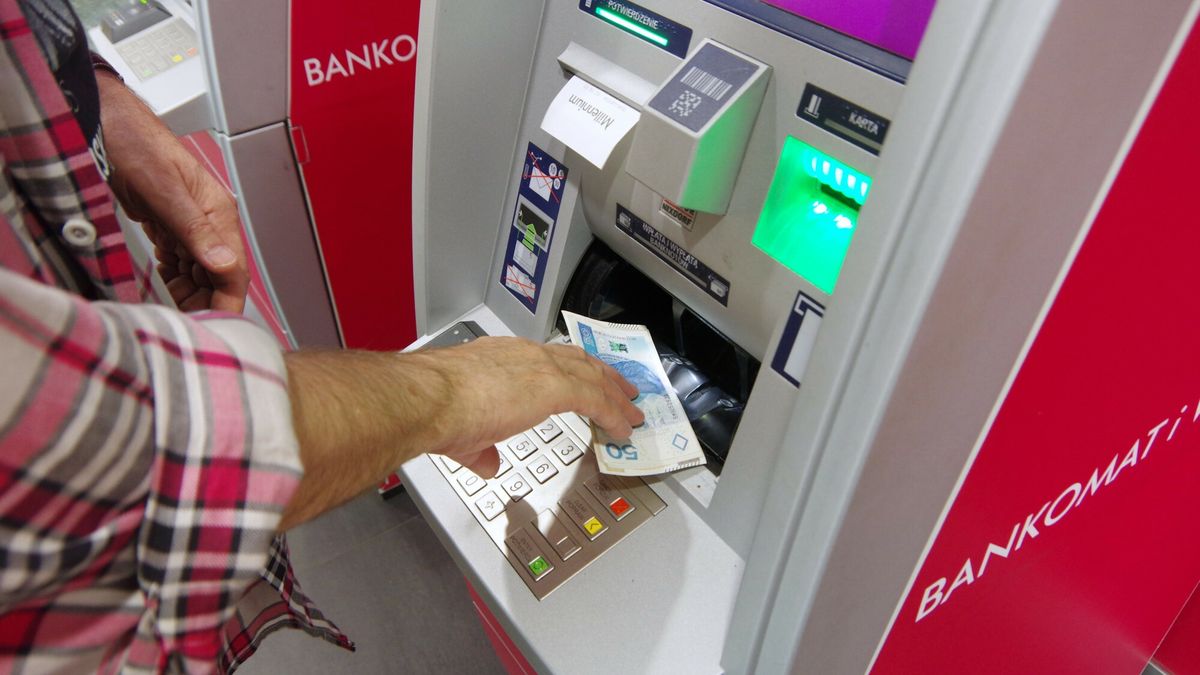 Stock Marek Bazak
Fot. Zofia i Marek Bazak/East News,
N/z mezczyzna wyplaca pieniadze z bankomatu.
ZOFIA BAZAK