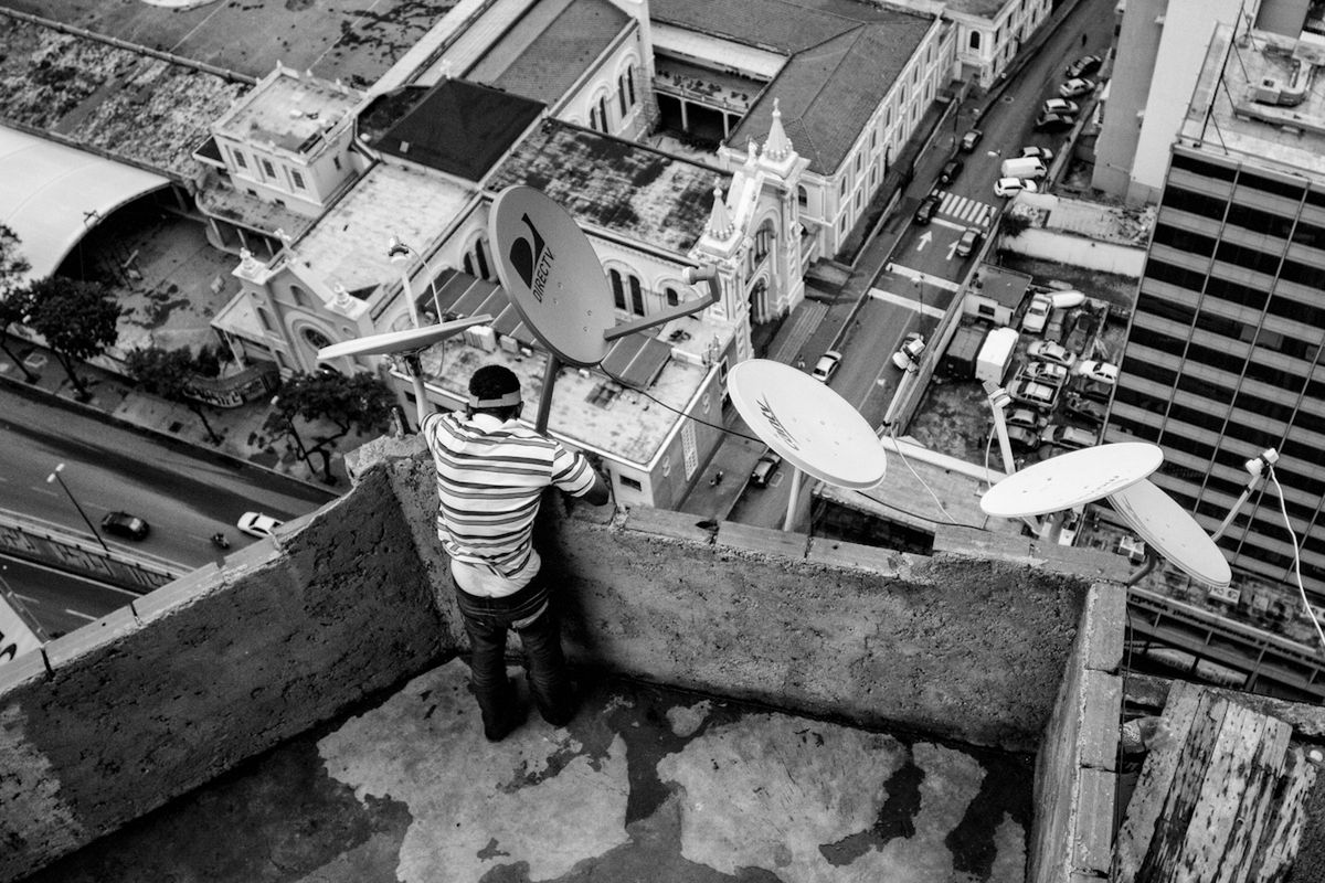 W tym czasie, fotograf Alejandro Cegarra, uczęszczał na uczelnię, która znajdowała się po drugiej stronie ulicy. Przez lata Alejandro przyglądał się życiu w The Tower of David.