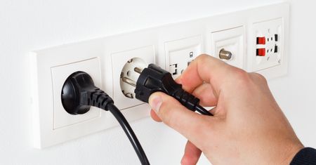 Co odłączyć od prądu przed urlopem? Wiele osób o tym zapomina