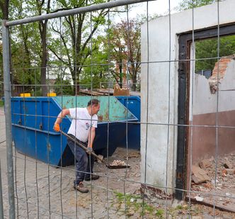 Lubliniec. Burmistrz rozebrał garaż. Uznał, że oferty w przetargu są zbyt wysokie