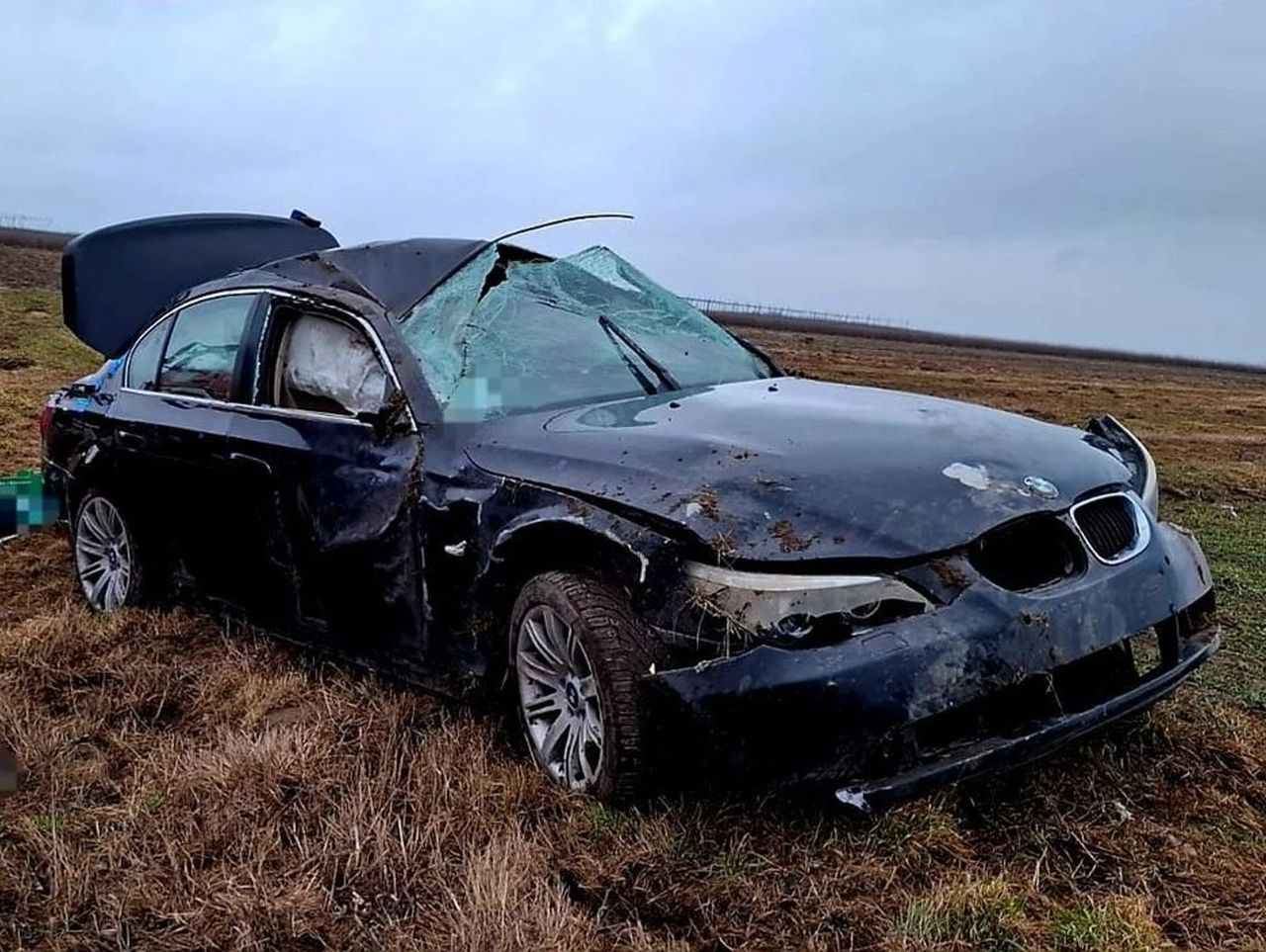 29-latek stracił panowanie nad autem i dachował na polu. Kierowca wydmuchał trzy promile