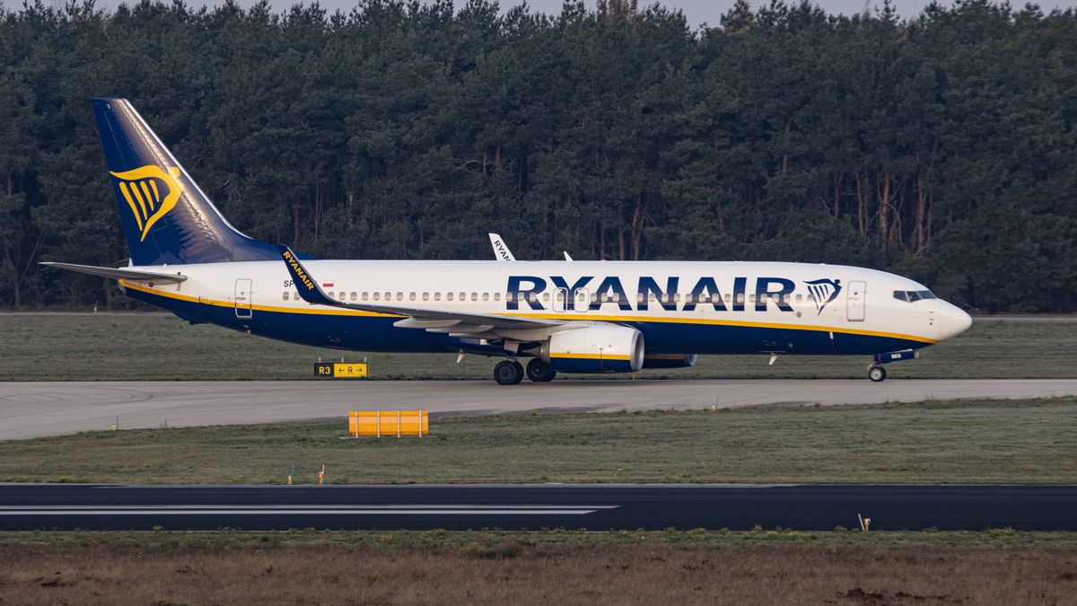 A Ryanair Boeing 737-800 aircraft as seen on final approach flying, touching down and taxiing in Eindhoven EIN EHEH Airport in the Netherlands. The narrow body airplane has the registration SP-RKQ and belongs to Buzz Airline,  a Polish carrier headquartered in Warsaw. Formerly called Ryanair Sun a subsidiary of the Irish low cost budget airline company Ryanair. The flights and passenger traffic in Eindhoven is reduced because of the Covid-19 Coronavirus pandemic and the lockdowns applied in multiple European Countries. Eindhoven, Netherlands on November 8, 2020 (Photo by Nicolas Economou/NurPhoto via Getty Images)