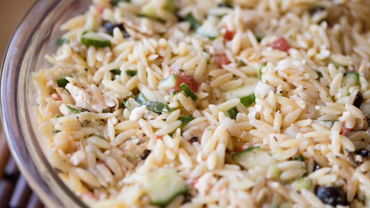 Prosta i szybka sałatka z makaronem orzo