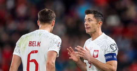 Polak stanął w obronie Lewandowskiego. "On potrzebuje wsparcia"