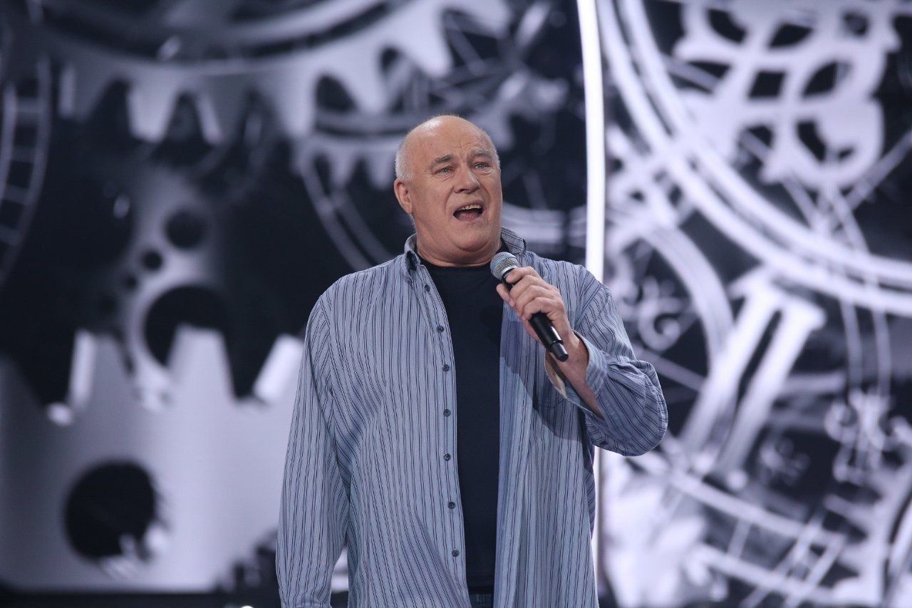 Obrońcą znanego piosenkarza jest toruński Adwokat Adam Kozioziembski. -Mój klient przyznaje, że pił alkohol przed badaniem go alkomatem przez policje i przeddzień. Nie przyznaje się jednak do kierowania autem w stanie nietrzeźwości - mówi prawnik. Menager piosenkarza po zdarzeniu wyraził zgodę na publikację jego wizerunku.