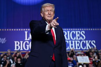 Pozłacana statua Trumpa stanie na Florydzie