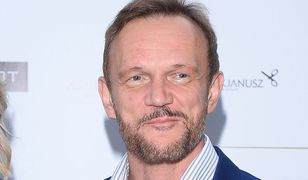 "13 posterunek". Cezary Pazura w sukience. Aktor pokazał stare zdjęcie