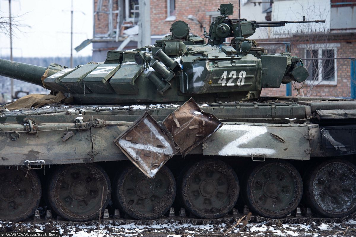 "Operacje non stop". Białoruś leczy rosyjskich żołnierzy. Na zdjęciu rosyjski czołg w Doniecku 