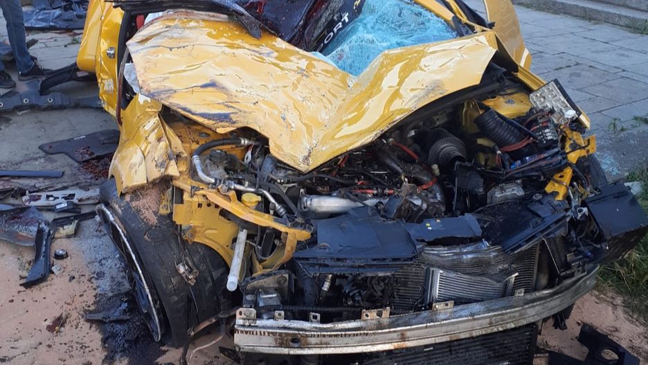 Tak wyglądała żółta meganka po wypadku w Krakowie. Kierowca i pasażerowie nie mieli szans