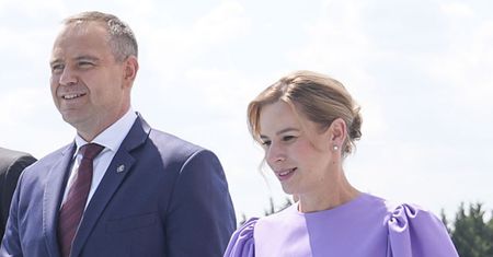 Marta Nawrocka w Turcji postawiła na fiolet. Ekspertka oceniła kreację. "Osobowość schodzi na drugi plan"