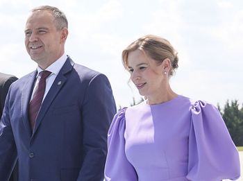 Marta Nawrocka w Turcji postawiła na fiolet. Ekspertka oceniła kreację. "Osobowość schodzi na drugi plan"