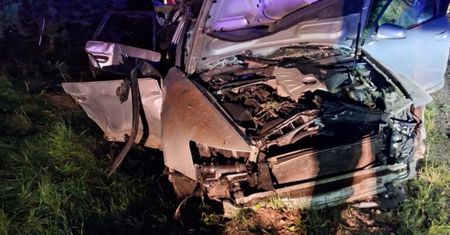 Gąsiorowo: Tragedia na drodze. Audi wpadło do rowu i uderzyło w przepust. Dwie osoby wypadły z auta. Jedna osoba zginęła, druga została ranna