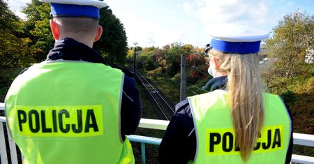Gdańsk. Zderzenie auta osobowego z dźwigiem. Rannych dwoje dzieci