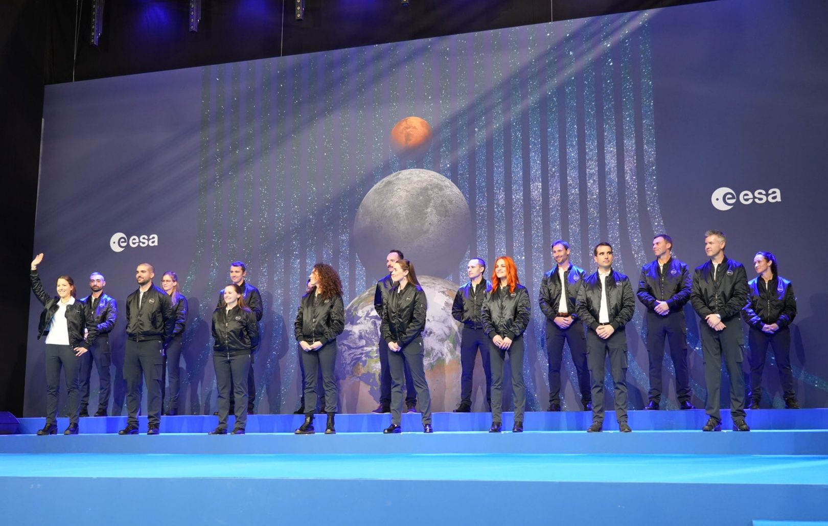 Astronauci ESA z naboru w 2022 r. Polak piąty od prawej.
