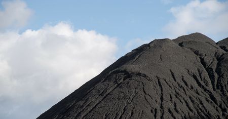 Góry węgla na składach. Nikt go nie chce. Gminy mają problem