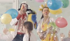 Klown pocieszający dzieci w szpitalu promuje fundację Czerwone Noski (wideo)
