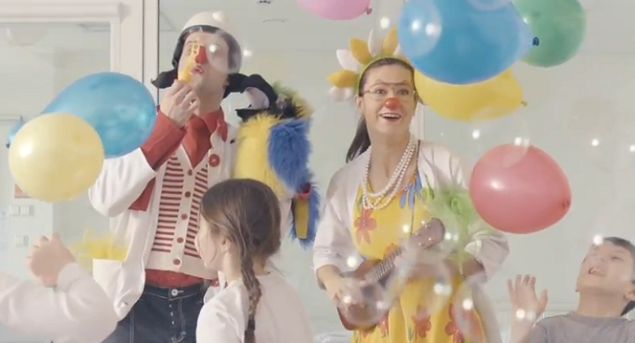 Klown pocieszający dzieci w szpitalu promuje fundację Czerwone Noski (wideo)