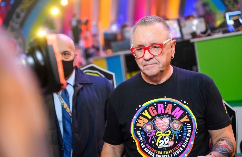 Prezenterka pogody w TVP zwolniona przez serduszko WOŚP na bluzce