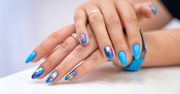Paznokcie tie-dye. Modny manicure na jesień zachwyca energetyczną kolorystyką