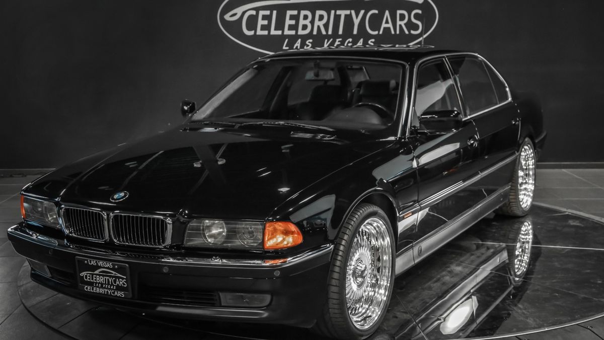 Po zamachu nie pozostał prawie ślad, z wyjątkiem drobnego wgniecenia nad listwa drzwi pasażera