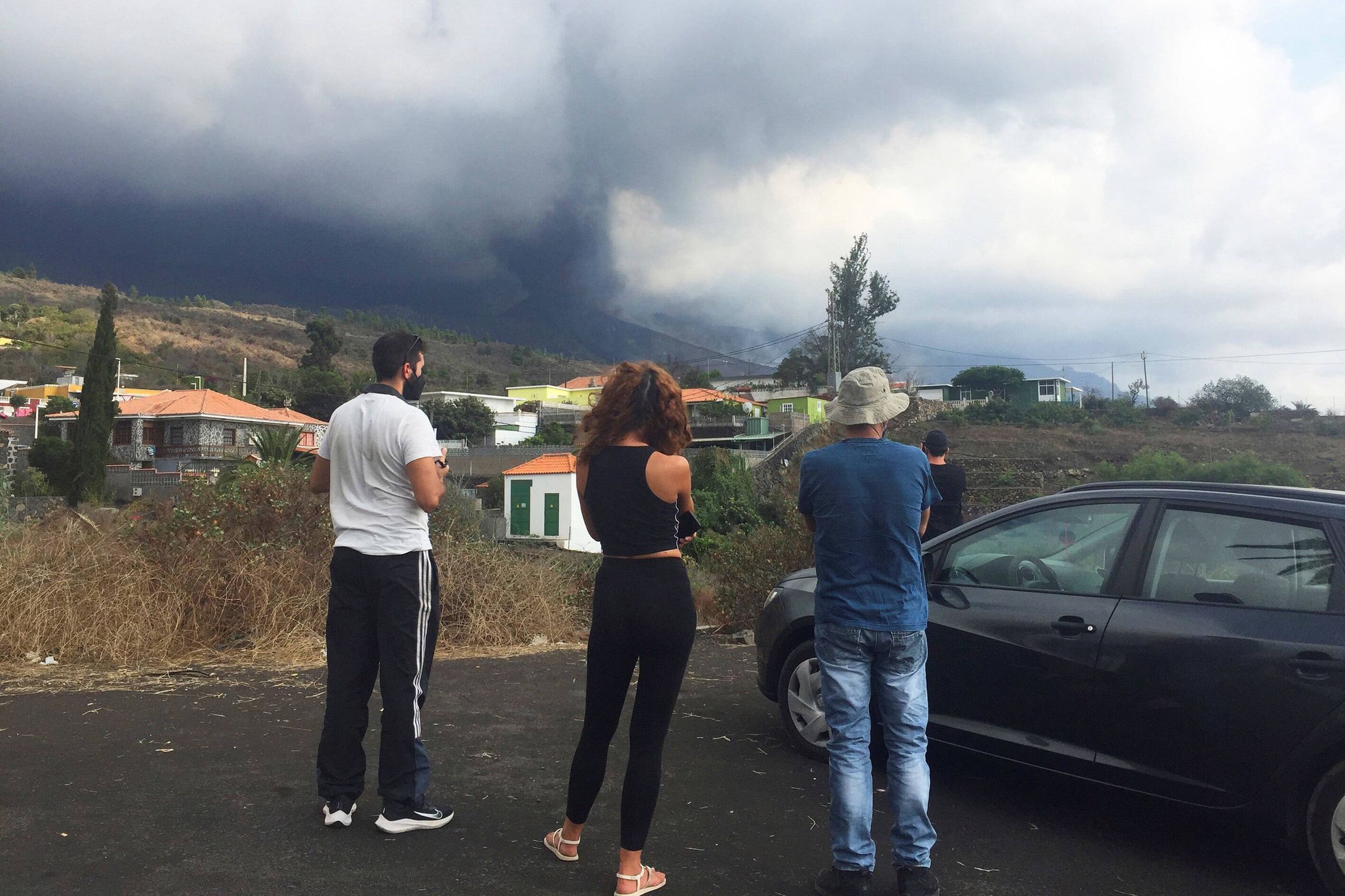 Volcanic eruption in La Palma, Canary Islands
epa09489694 Several evacuated residents look at the ongoing volcanic eruption of the Cumbre Vieja volcano from the district of Tijuya, in the town of El Paso, in La Palma, Canary Islands, Spain, 25 September 2021 (issued 26 September 2021). Residents from three of the most threaten areas of the island had to be evacuated after the volcano registered more explosive eruptions and two new vents opened up. The Cumbre Vieja volcano began to erupt in the Montana Rajada mountains in the municipality of El Paso on 19 September. The area had registered hundreds of small earthquakes along the week as magma pressed the subsoil on its way out, urging the regional authorities to evacuate locals before the eruption took place.  EPA/MIGUEL CALERO 
Dostawca: PAP/EPA.
MIGUEL CALERO
