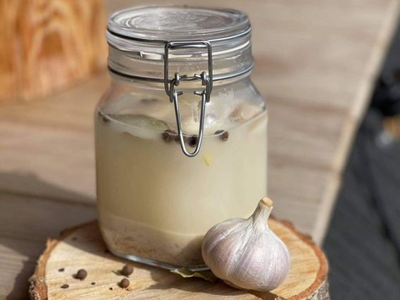 Ewa Wachowicz do żurku daje zakwas i odpowiednie przyprawy 