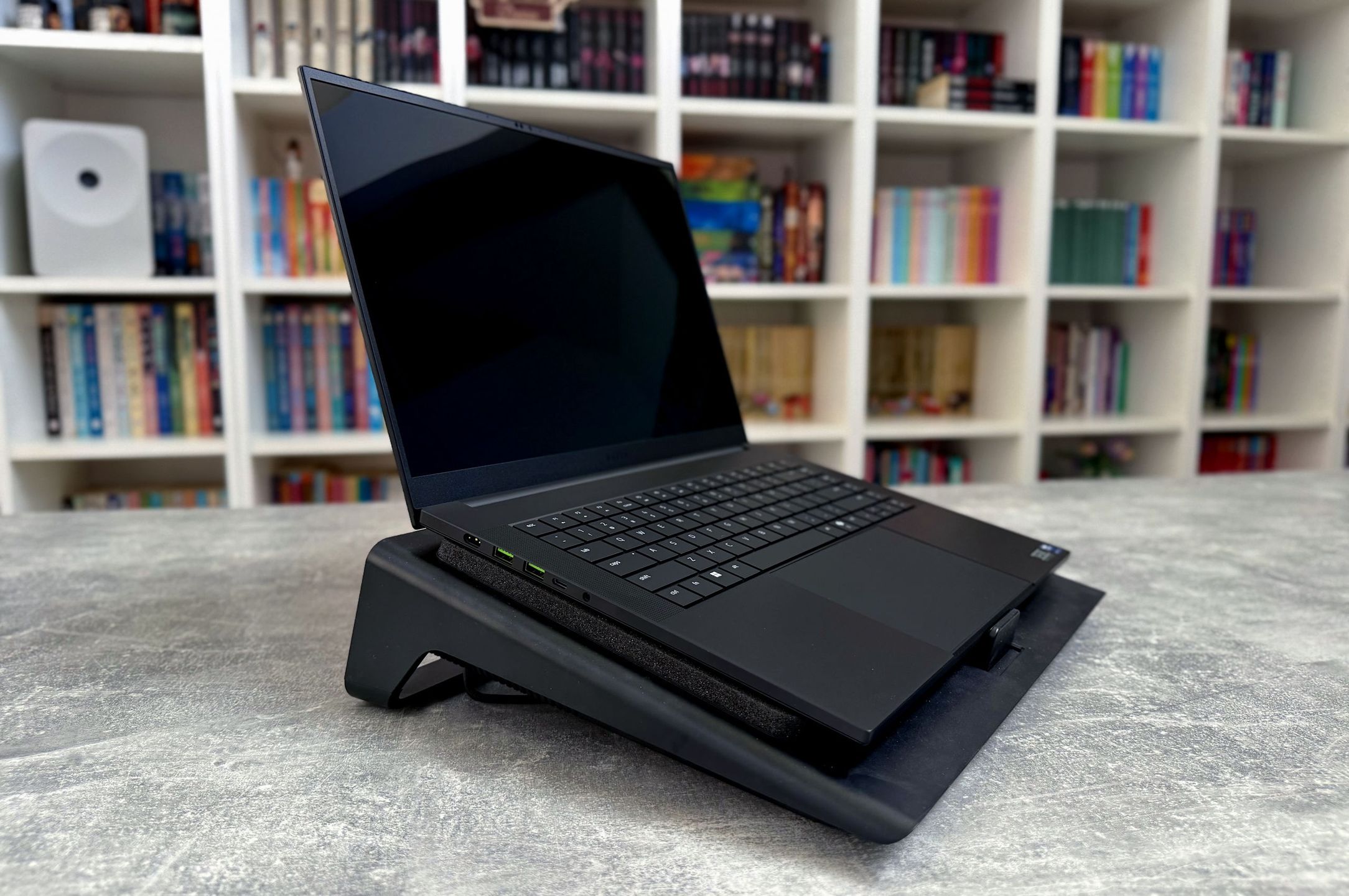 Razer Blade 16 (2026) - wygaszony na podstawce chłodzącej Razer