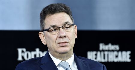 Szczepionka na koronawirusa. Szef Pfizera sprzedał swoje akcje w dniu ogłoszenia sukcesu