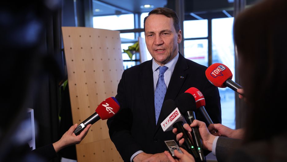 Helsinki, Finlandia, 14.03.2024. Minister spraw zagranicznych RP Radosław Sikorski podczas konferencji prasowej na lotnisku w Helsinkach, 14 bm. Minister Sikorski przebywa z jednodniową wizytą w Finlandii. (amb) PAP/Rafał Guz