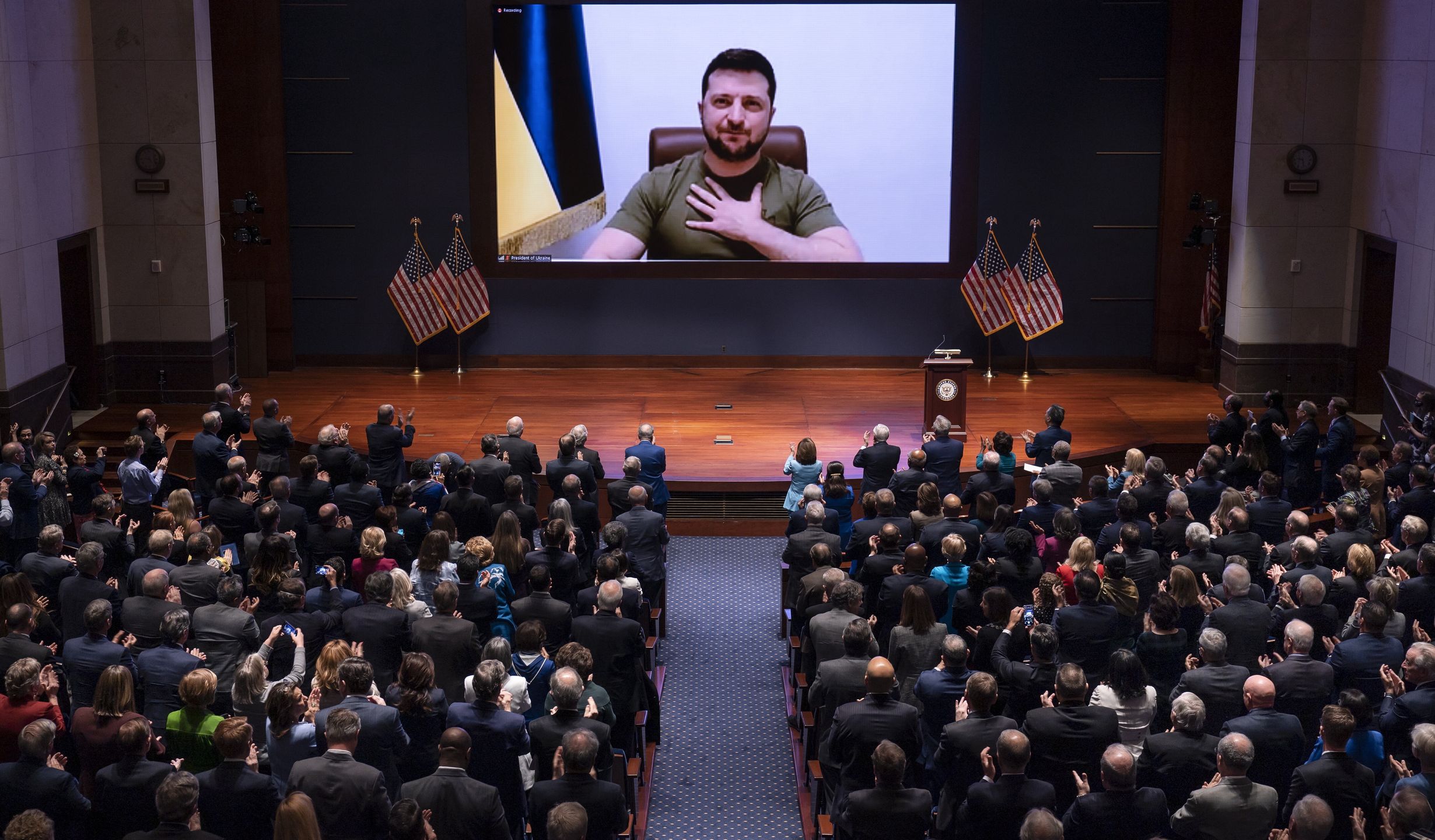  epa09829012 Ukraine's President Volodymyr Zelensky (on screen) delivers a video address to senators and members of the House of Representatives gathered in the Capitol Visitor Center Congressional Auditorium at the US Capitol in Washington, USA, 16 March 2022.  EPA/SCOTT APPLEWHITE / POOL Dostawca: PAP/EPA.